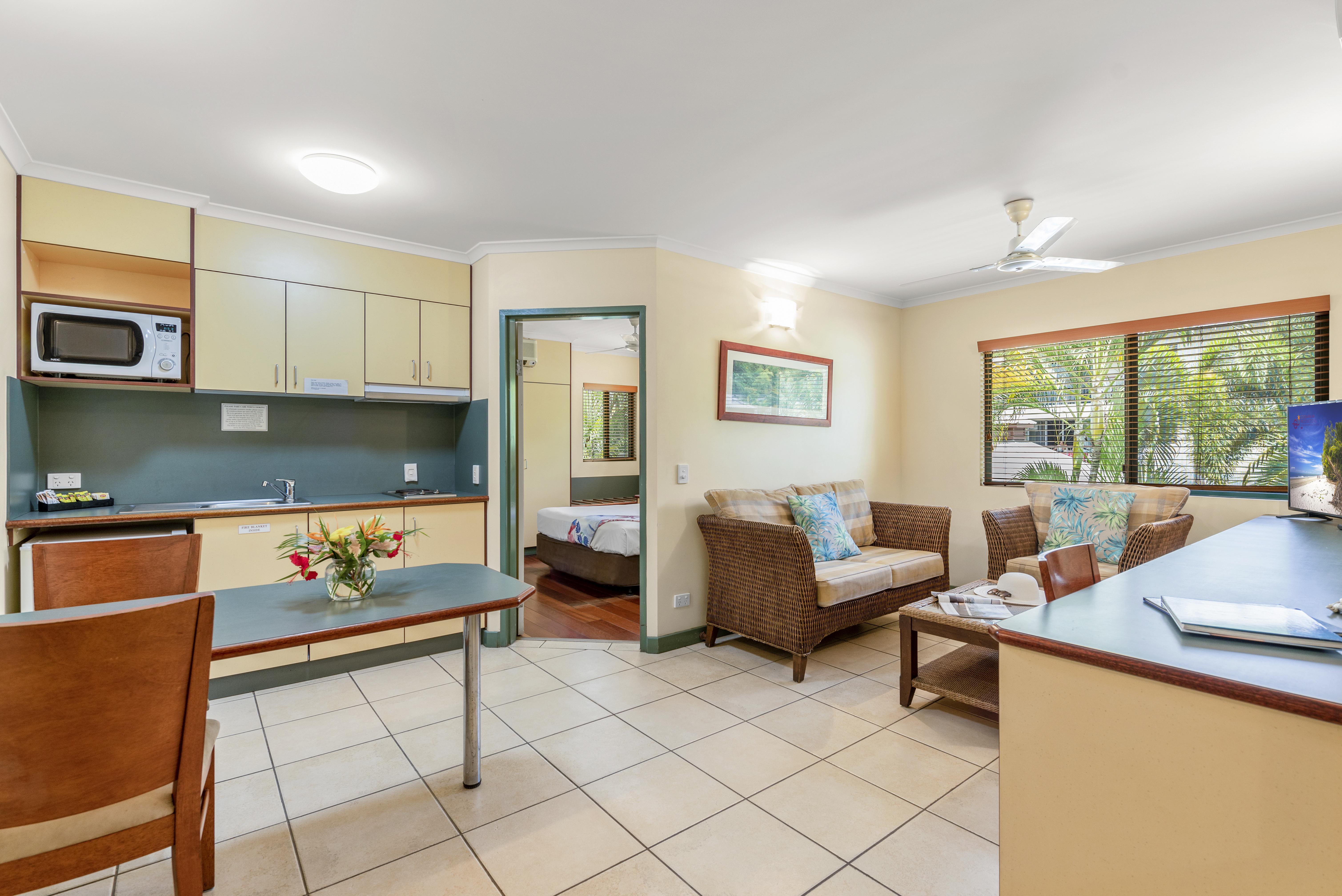 Bay Village Tropical Retreat & Apartments Кернс Екстер'єр фото
