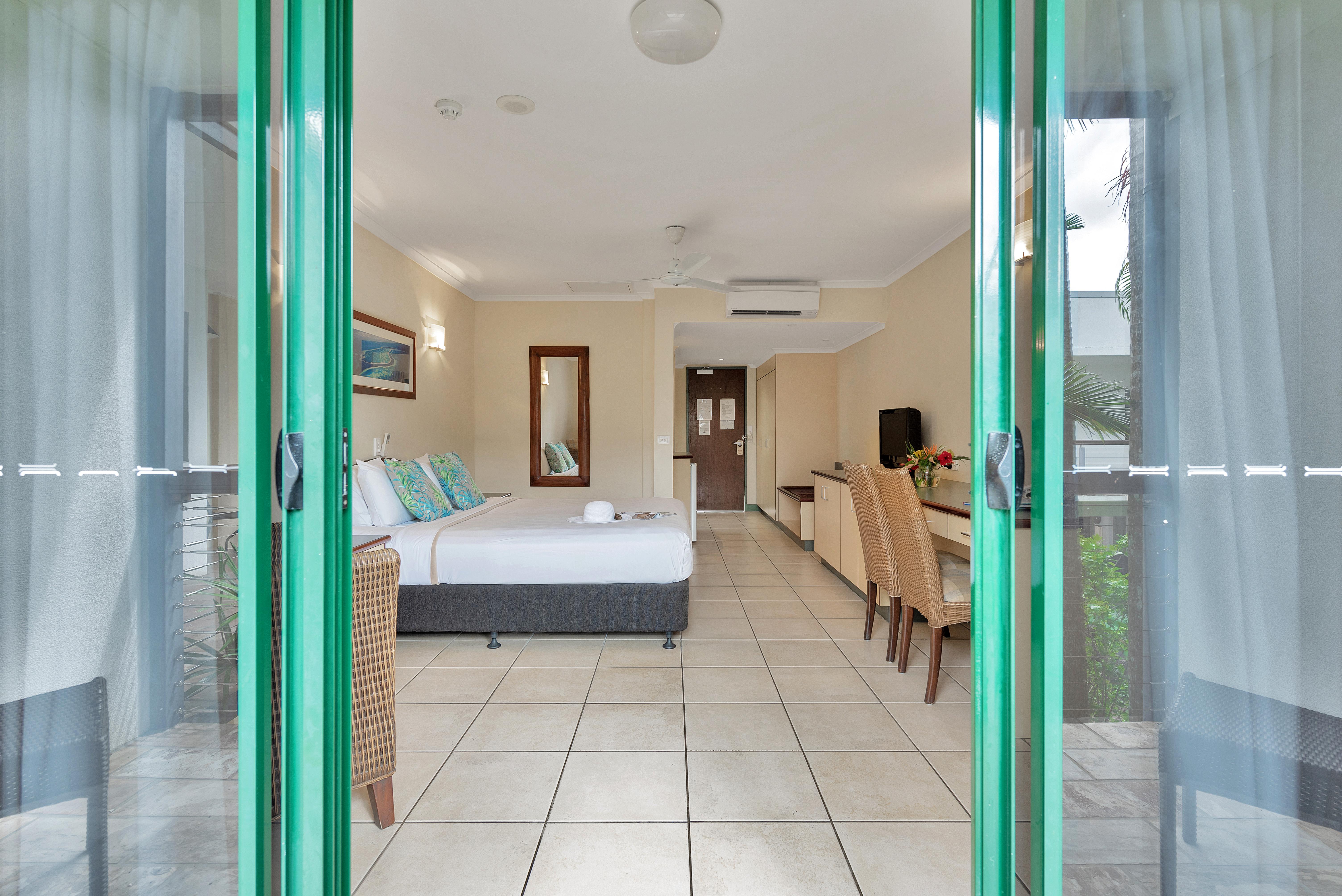 Bay Village Tropical Retreat & Apartments Кернс Екстер'єр фото