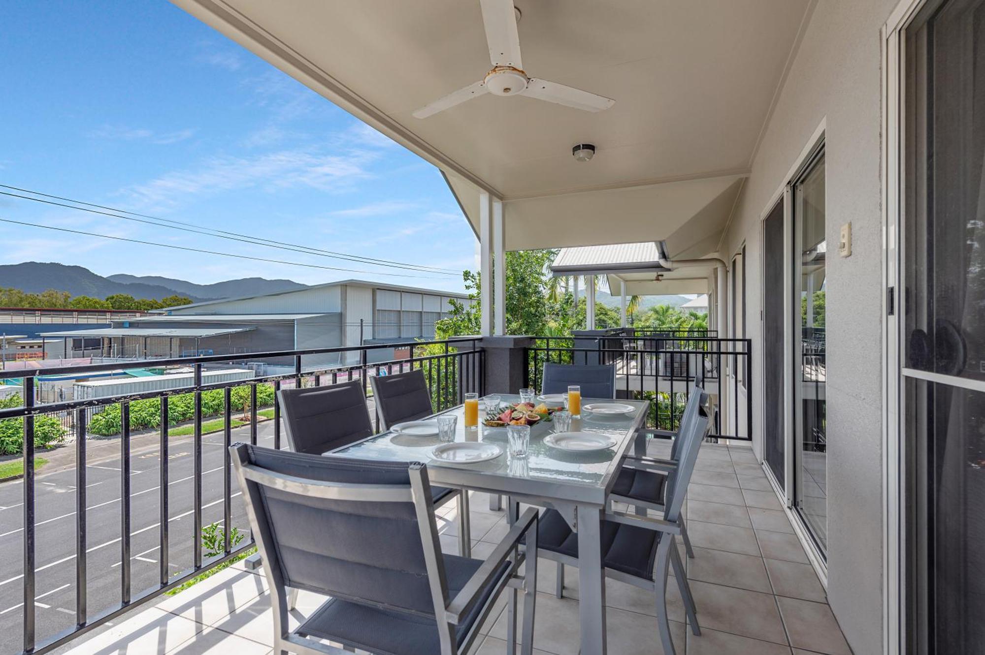 Bay Village Tropical Retreat & Apartments Кернс Екстер'єр фото