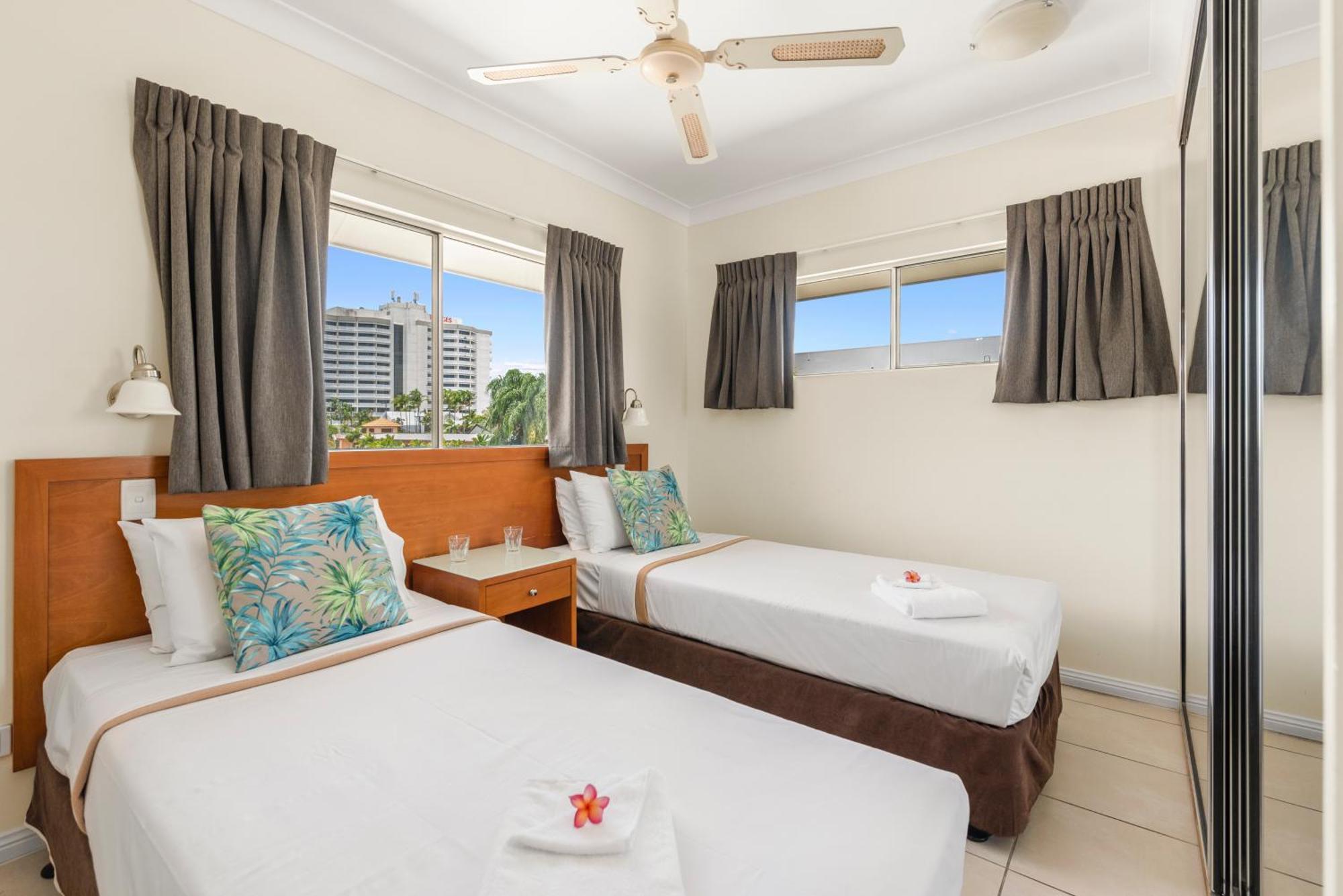 Bay Village Tropical Retreat & Apartments Кернс Екстер'єр фото