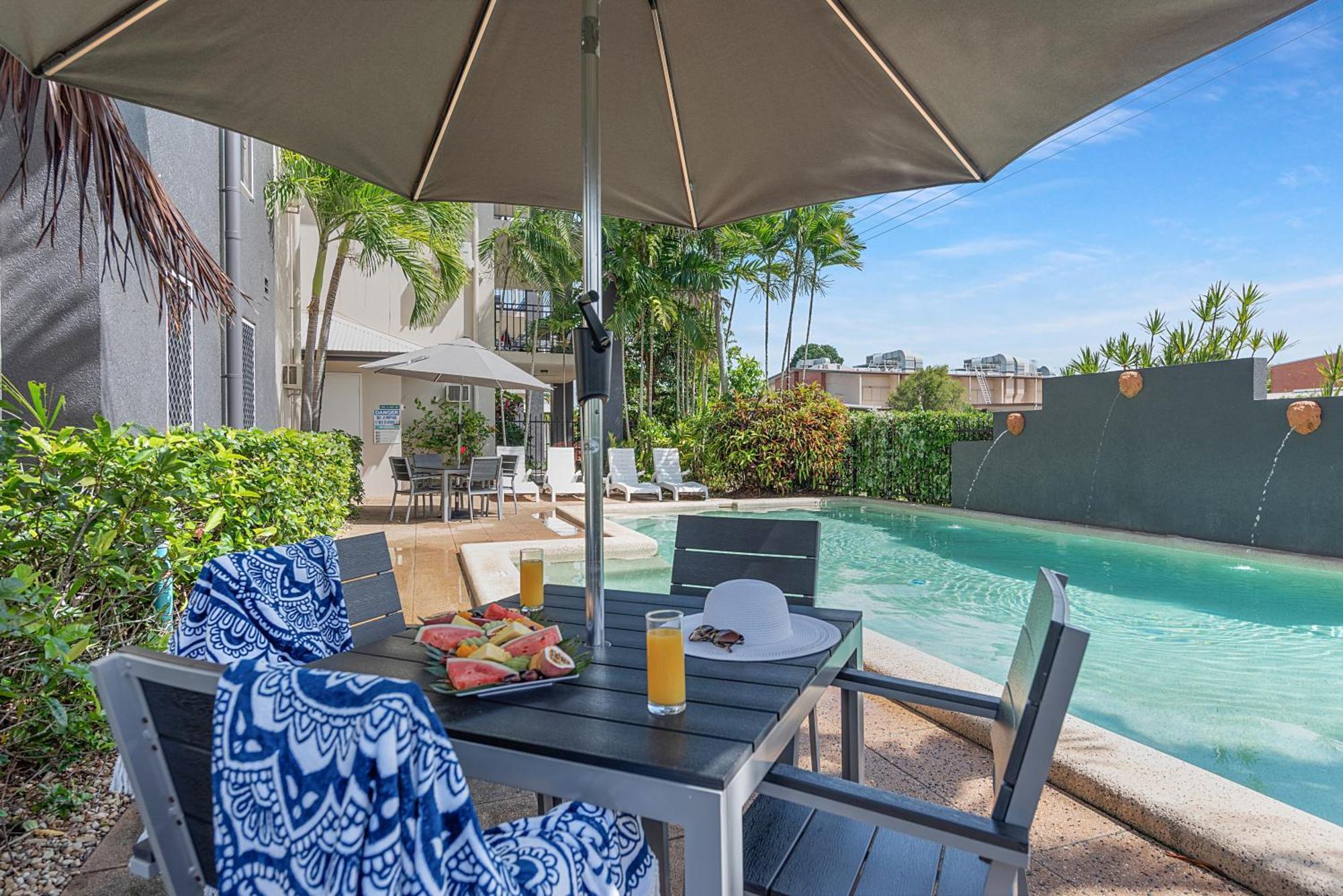 Bay Village Tropical Retreat & Apartments Кернс Екстер'єр фото