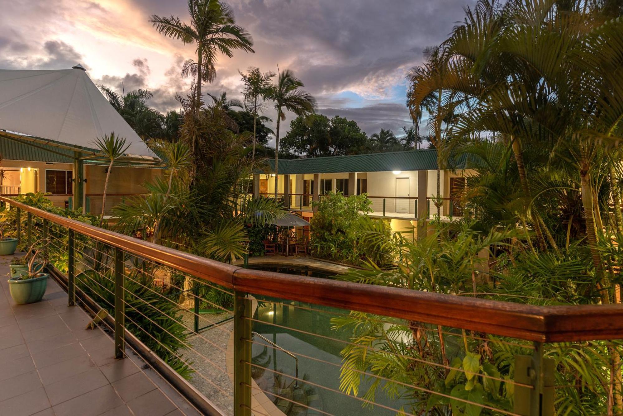 Bay Village Tropical Retreat & Apartments Кернс Екстер'єр фото