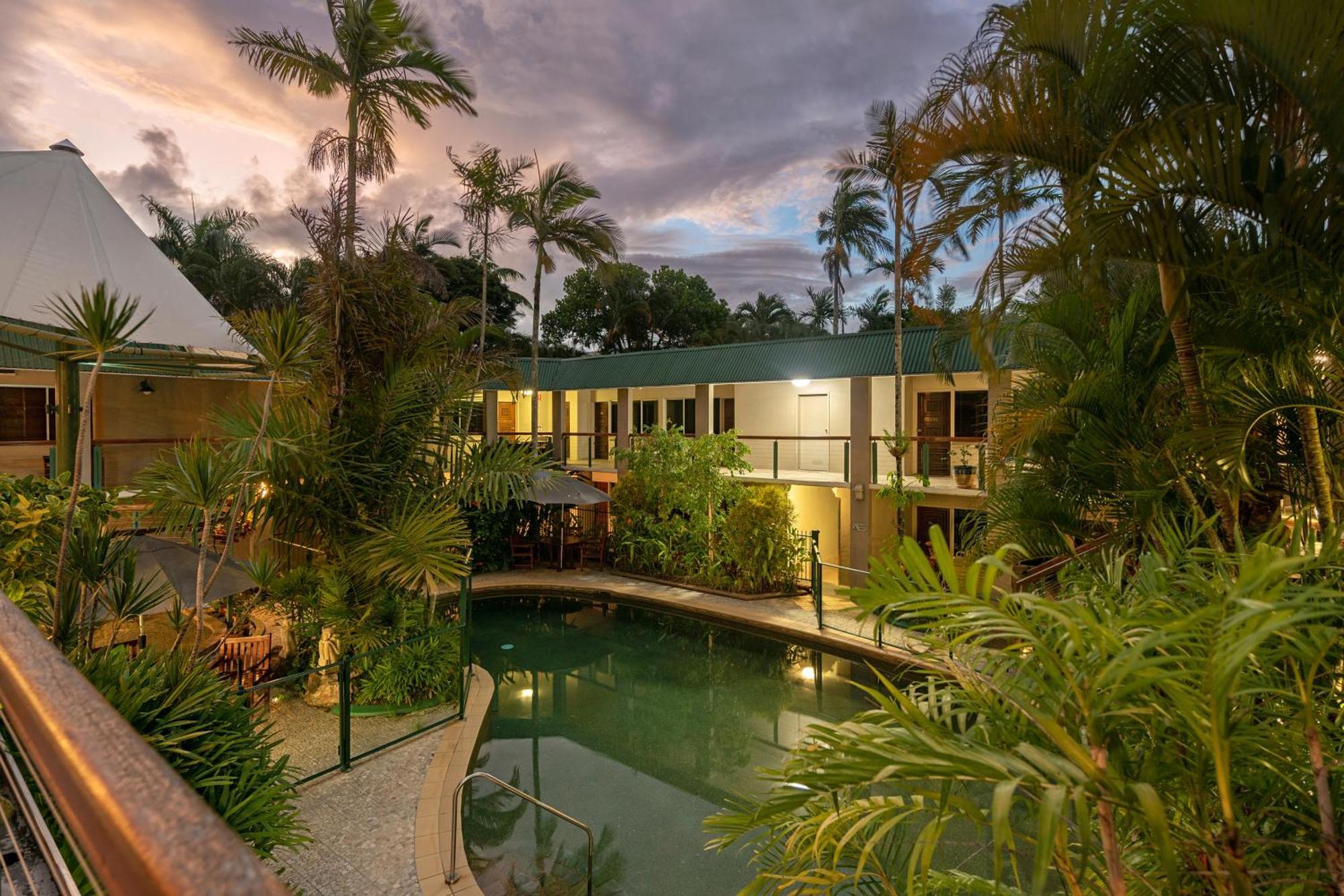 Bay Village Tropical Retreat & Apartments Кернс Екстер'єр фото