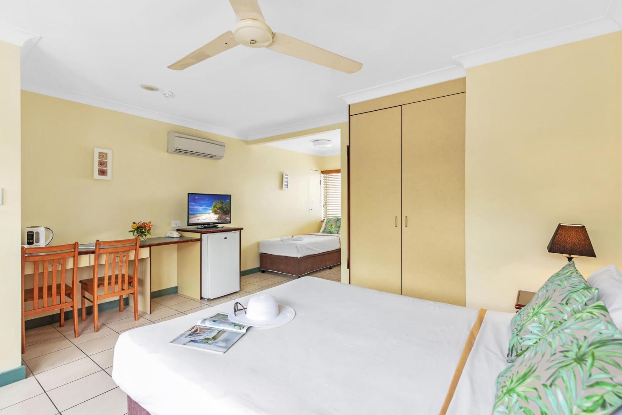 Bay Village Tropical Retreat & Apartments Кернс Екстер'єр фото