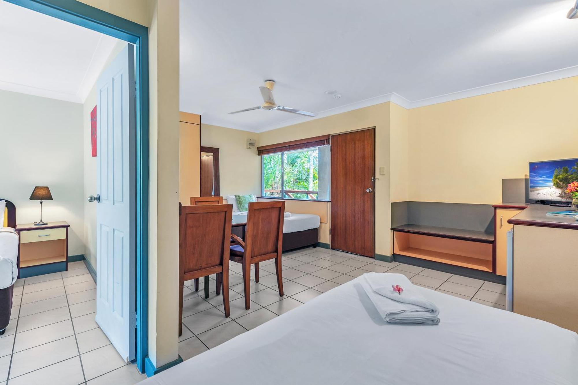 Bay Village Tropical Retreat & Apartments Кернс Екстер'єр фото
