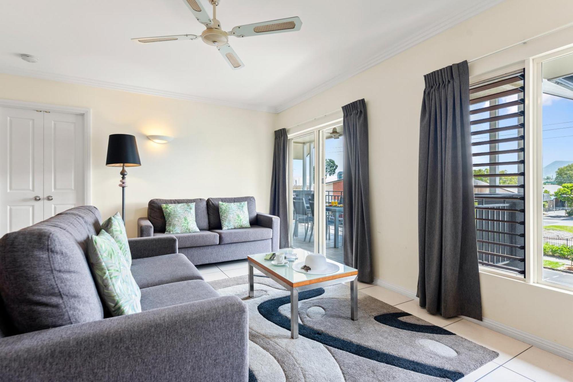 Bay Village Tropical Retreat & Apartments Кернс Екстер'єр фото