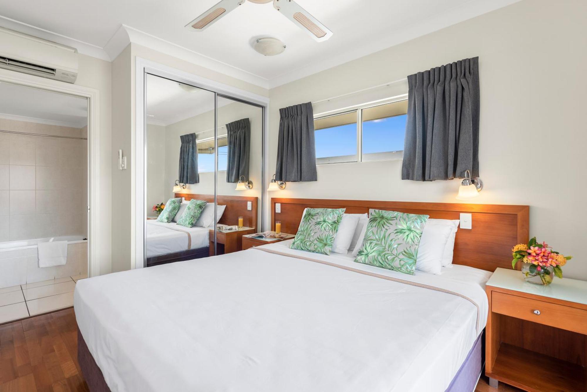 Bay Village Tropical Retreat & Apartments Кернс Екстер'єр фото