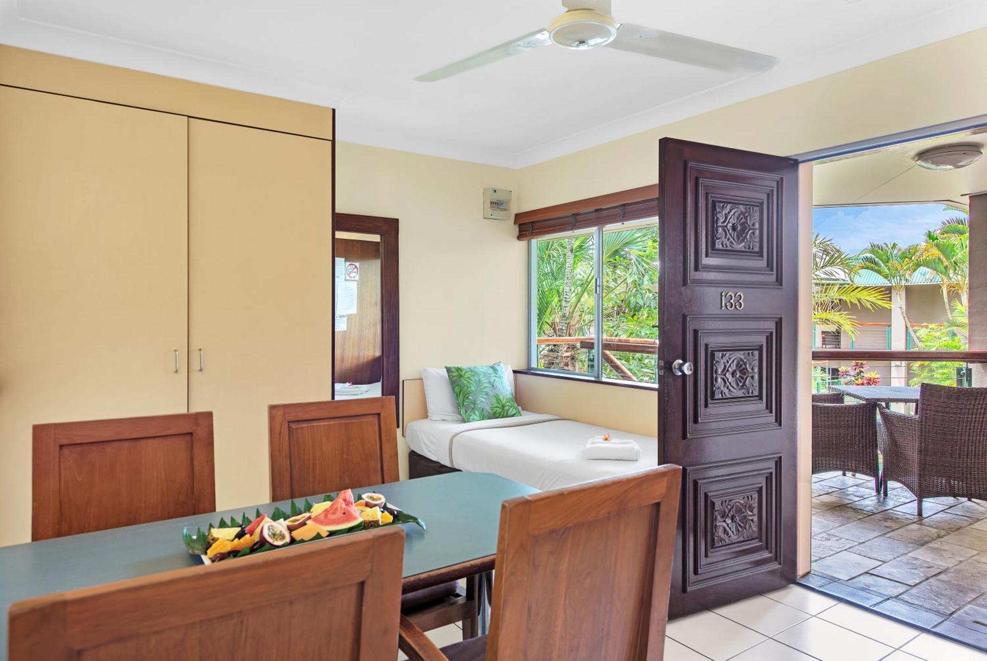 Bay Village Tropical Retreat & Apartments Кернс Екстер'єр фото