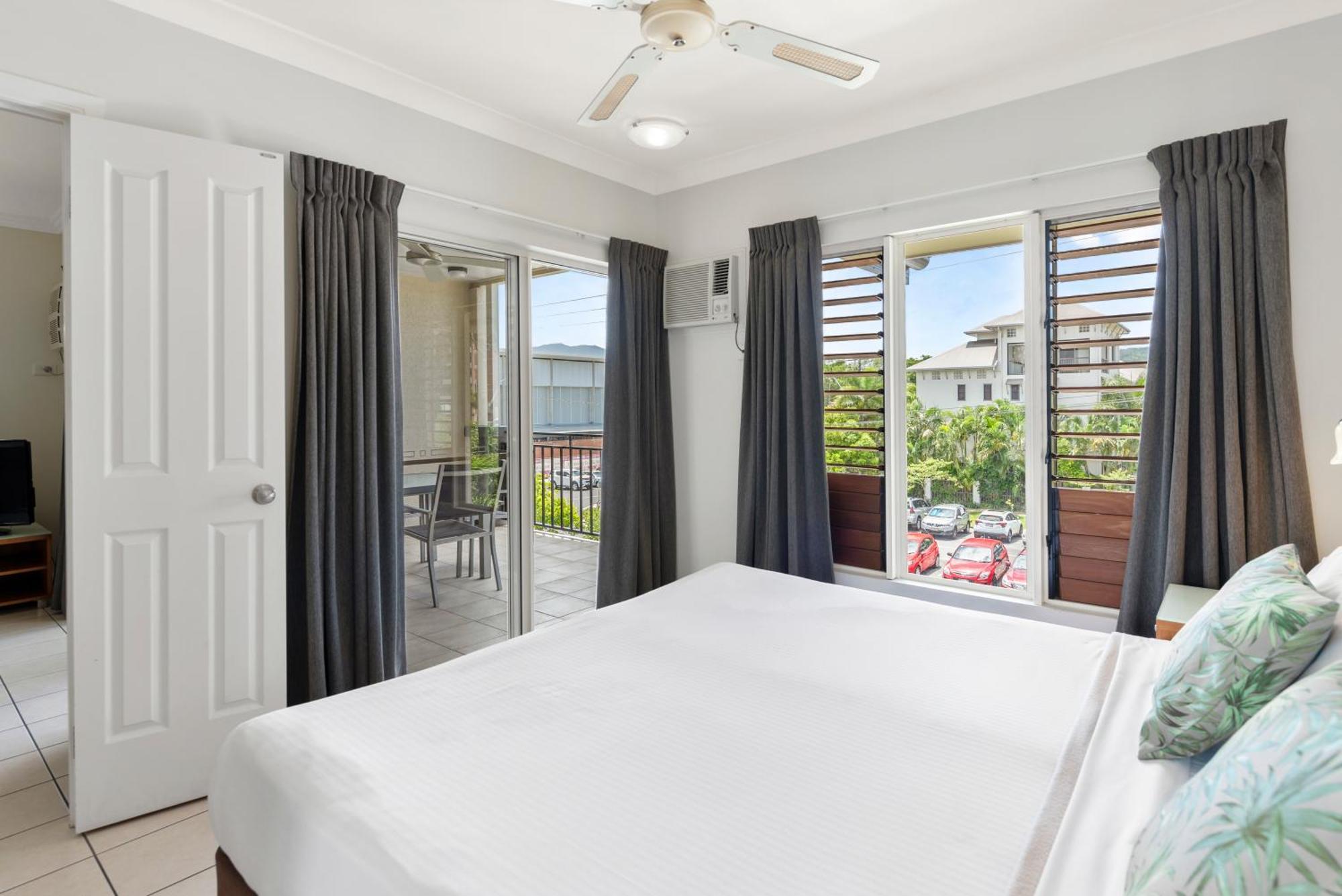 Bay Village Tropical Retreat & Apartments Кернс Екстер'єр фото