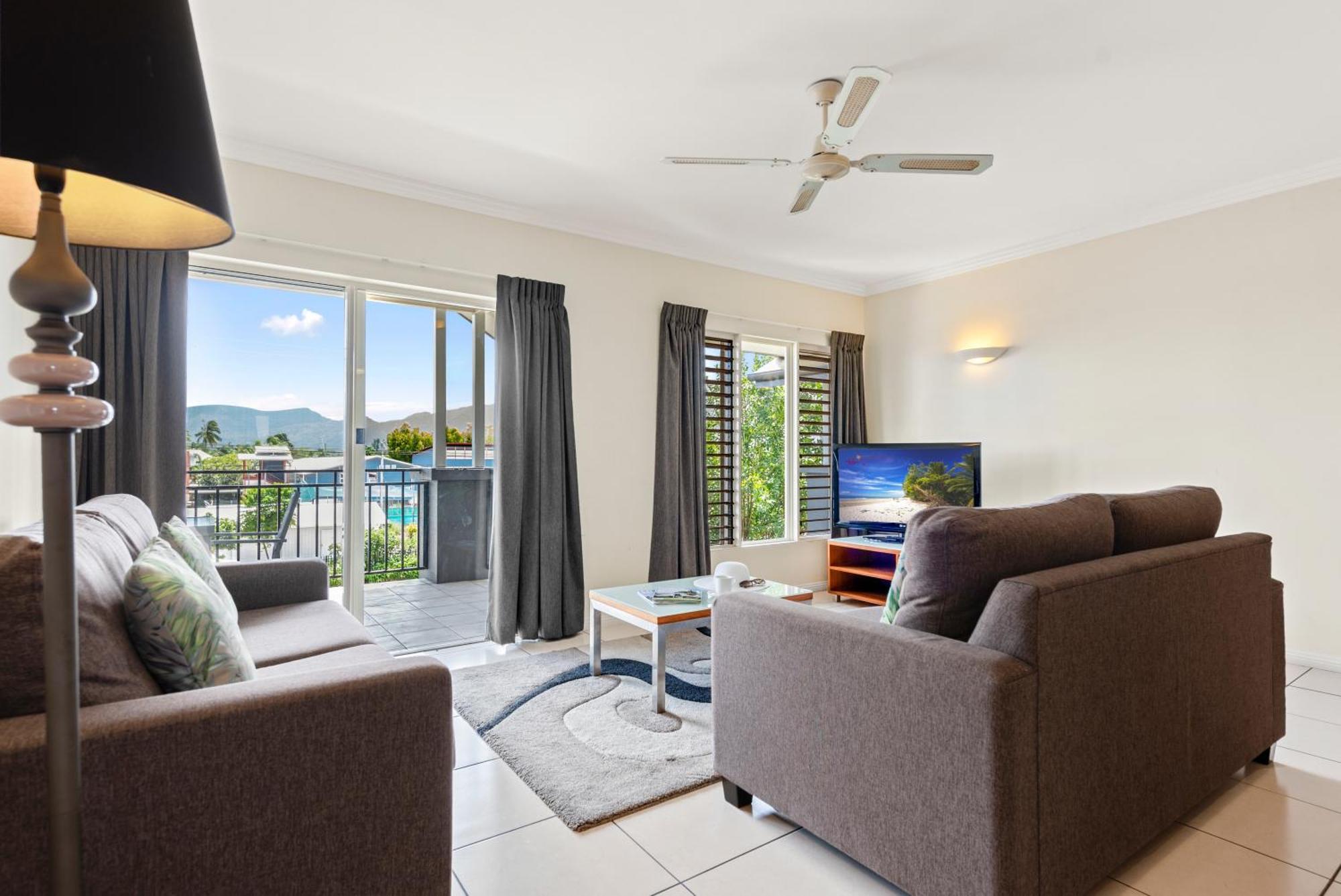 Bay Village Tropical Retreat & Apartments Кернс Екстер'єр фото