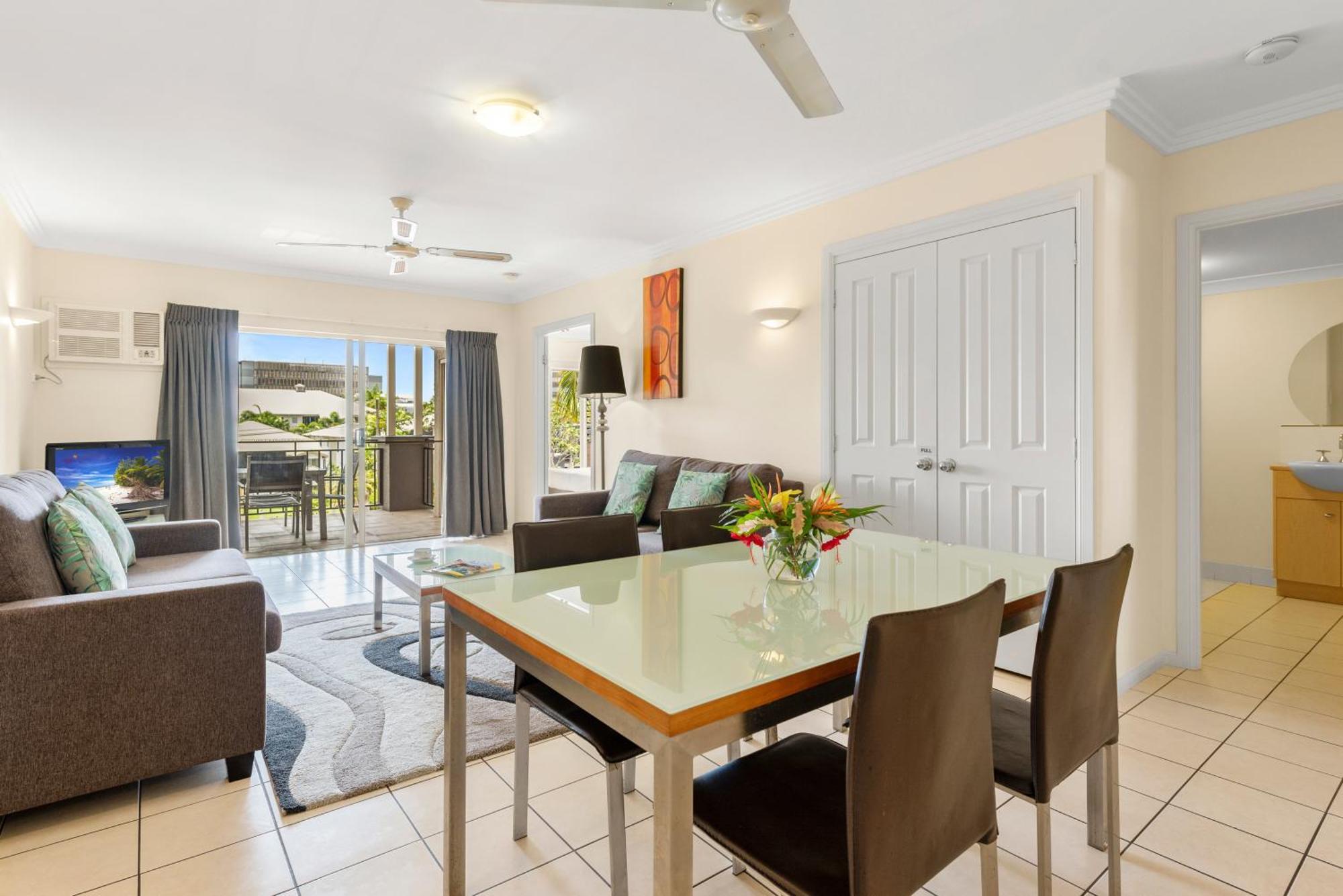 Bay Village Tropical Retreat & Apartments Кернс Екстер'єр фото