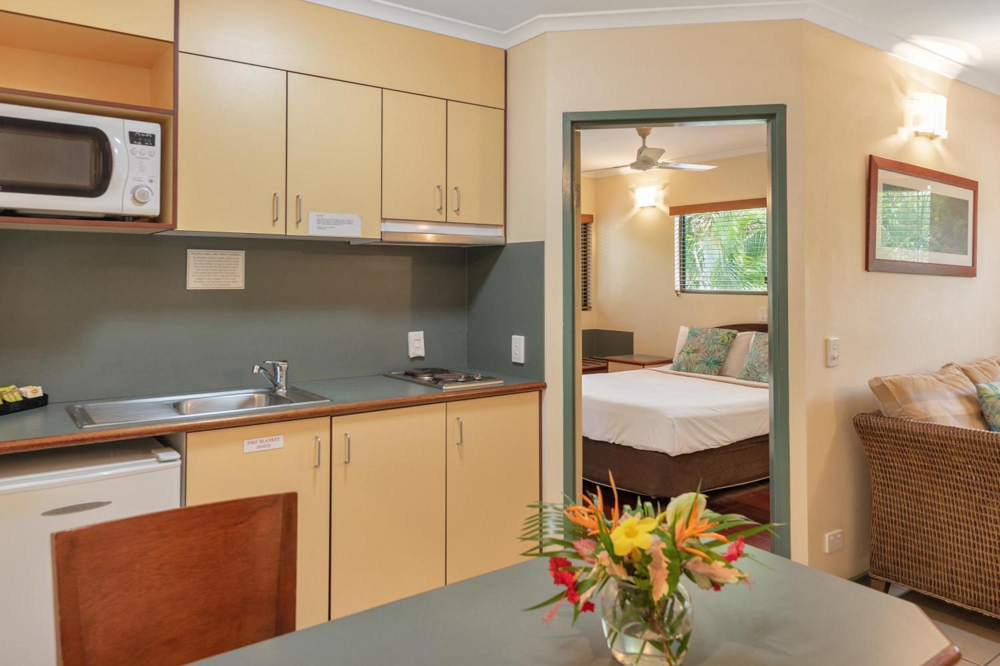Bay Village Tropical Retreat & Apartments Кернс Екстер'єр фото