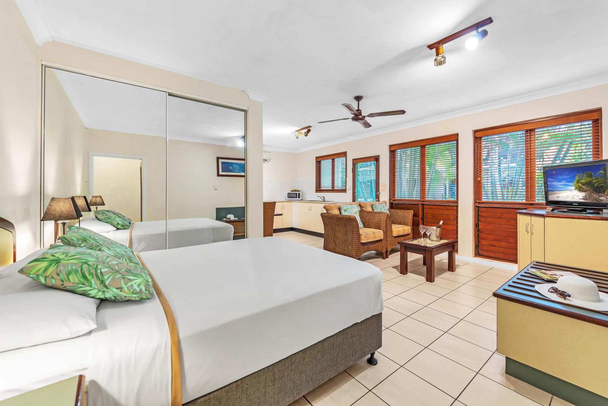 Bay Village Tropical Retreat & Apartments Кернс Екстер'єр фото