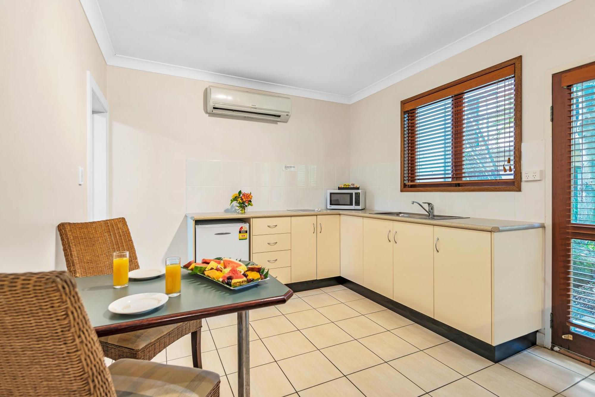 Bay Village Tropical Retreat & Apartments Кернс Екстер'єр фото